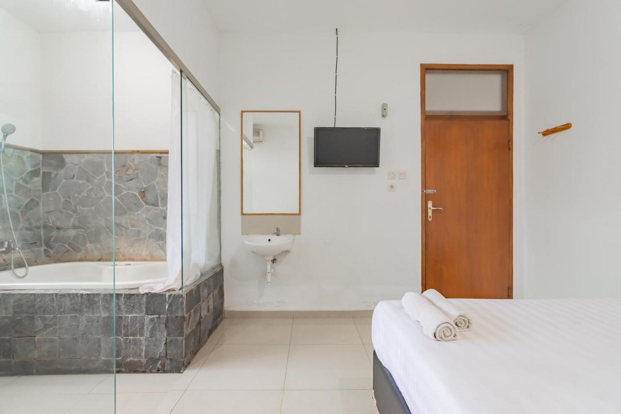 Imelda Residence Setrasari RedPartner Bandung Exterior foto